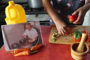 La simbólica historia detrás de la foto viral de León XIV sirviendo comida peruana (Fotos) - AlbertoNews
