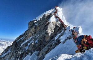La transformación del Everest: de hazaña para expertos a destino turístico masivo
