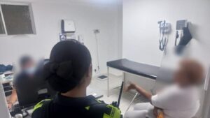 La triste historia de adulta mayor, al parecer, obligada por su hija a vivir en el antejardín de su casa en Cali