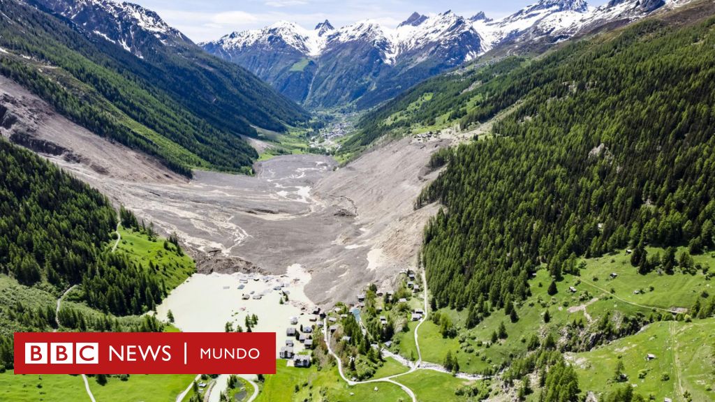 Las impresionantes imágenes que muestran cómo quedó el pueblo suizo sepultado por el derrumbe de un glaciar