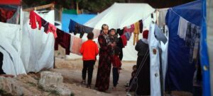 Las mujeres padecen una emergencia silenciosa en Gaza, la de la higiene menstrual, que hasta el bloqueo del ingreso de la ayuda por parte de Israel solventaban precariamente con los llamados kits de la dignidad.