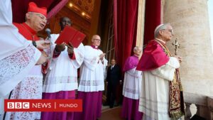 Las vestimentas tradicionales que León XIV recuperó en su presentación como nuevo papa
