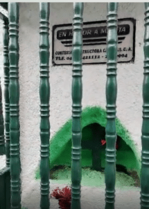 Le llevan flores a la Cruz de Mayo de Manita