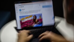 Le ofrecieron a una joven contestar mensaje de OnlyFans durante 10 horas, pero el sueldo le indignó