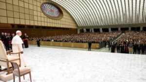 León XIV pide a la curia que trabaje sin prejuicios
