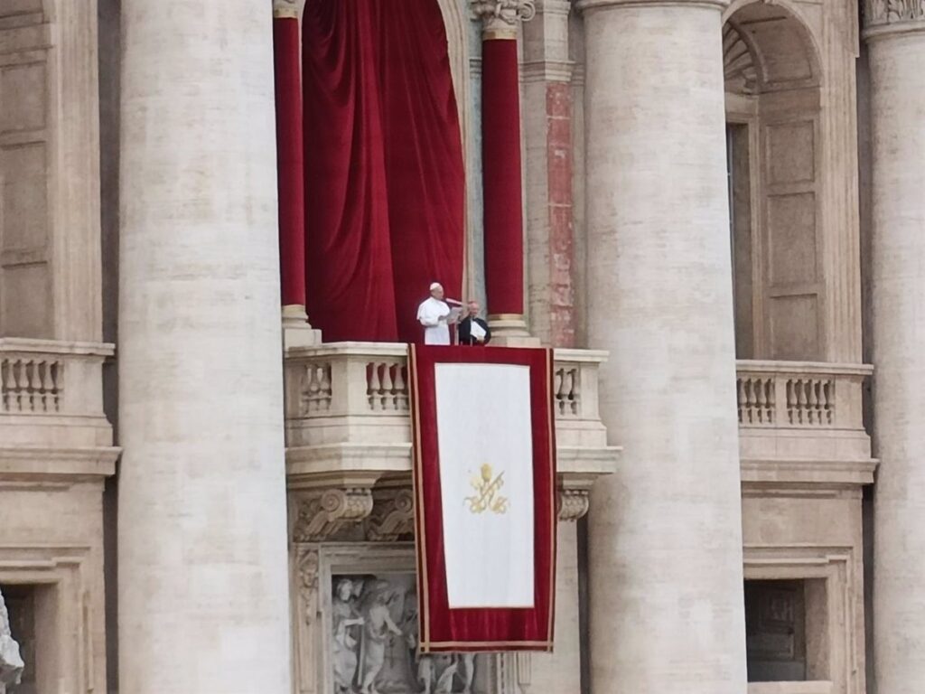 León XIV pide el "cese inmediato del fuego" en Gaza y Ucrania en su primer Regina Caeli