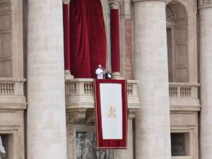 León XIV pide el "cese inmediato del fuego" en Gaza y Ucrania en su primer Regina Caeli
