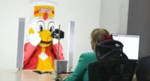 Lio de Frisby en España superó límites y al pollo le sacaron cédula en Colombia
