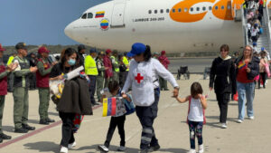 Llegan a Venezuela 315 migrantes en un vuelo de repatriación desde México