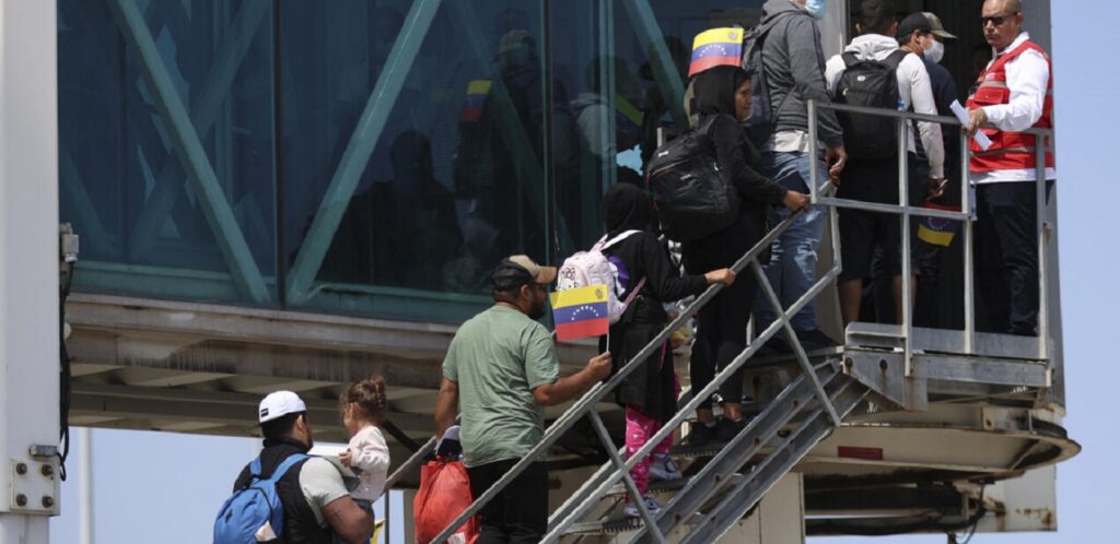 Llegaron 146 niños y 169 adultos migrantes