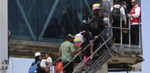 Llegaron 174 migrantes venezolanos deportados
