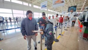 Llegaron 90 migrantes deportados