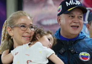 Llegó a Venezuela niña que fue separada de sus padres