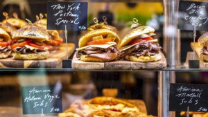 Lo que nunca deberías comer en el aeropuerto según expertos en seguridad alimentaria