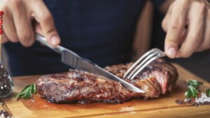 Los expertos fijan la cantidad de carne a consumir a la semana para respetar el planeta... pero cuidado con la carne roja