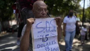 Los más afectados al no aumentar el salario mínimo son los pensionados, afirma economista Ronald Balza