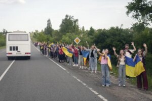 Los planes rusos de crear una zona de seguridad en Ucrania demuestran que Putin no quiere buscar la paz, según Kiev