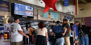 Los venezolanos votan con billetes de avión