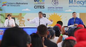 Maduro rechaza decisión de retirar protección legal a venezolanos