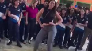 Maestra le dio por enseñar unos atrevidos pasos frente a sus alumnos y video se hizo VIRAL