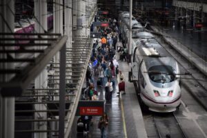 Más de 6.300 viajeros afectados en los 18 trenes paralizados por el robo de cable en Toledo
