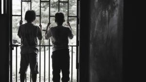 Más de 7.300 denuncias de tráfico de niños migrantes no fueron investigadas bajo Biden