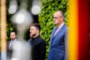 El presidente ucraniano, Volodímir Zelenski, y el canciller alemán, Friedrich Merz, este miécoles en Berlín.