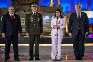 Mientras los venezolanos sobreviven con migajas, Maduro inaugura monumento para hacer feliz a Putin (Fotos y Video)