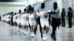 Migrantes venezolanos detenidos en El Salvador exigeron libertad