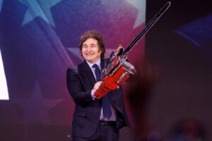 El presidente de ultraderecha argentino, Javier Milei, tiene un nuevo grito de guerra, esta vez contra los periodistas, a quienes asegura que “no odiamos suficiente”. La campaña contra periodistas y medios de comunicación arrecia desde abril y tiene paradójicamente como gran objetivo al sector tradicional y conservador, aquel cuyas críticas pueden llegar más a sus votantes.