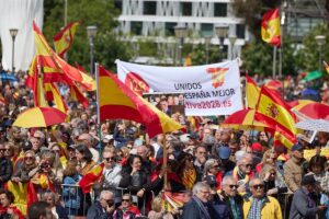 Miles de personas exigen en Madrid la dimisión de Sánchez y elecciones ya en una protesta secundada por PP y Vox