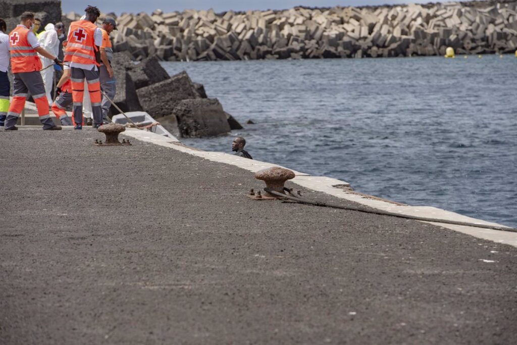 Mueren dos mujeres tras volcar un cayuco en el puerto de La Restinga (El Hierro) con más de un centenar de migrantes