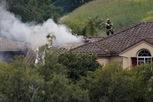 Mueren dos personas y un perro al estrellarse una avioneta en un vecindario de Los Ángeles