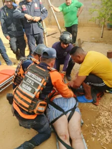 Mujer resultó lesionada tras caer en un pozo séptico de tres metros
