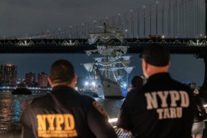 Murieron dos tripulantes tras choque de buque escuela mexicano contra puente de Brooklyn (VIDEO)
