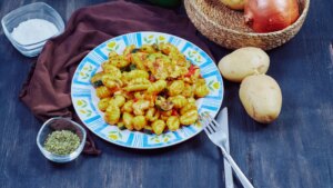 Ñoquis de patata con bacon y curry, una receta original y económica