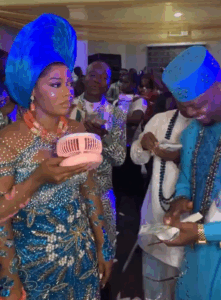 Novia en Nigeria permanece seria hasta que le den mucho dinero