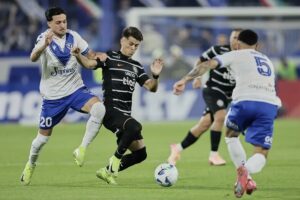 Olimpia logra un empate ‘in extremis’ ante Vélez para seguir con vida en Libertadores