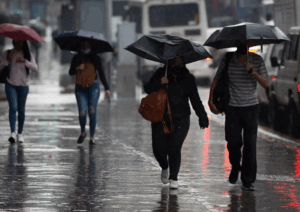 Onda tropical N° 1 trae lluvias y descargas eléctricas a Venezuela, según INAMEH