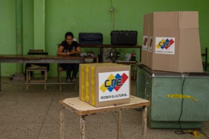 Opositores venezolanos cuestionan que la participación en comicios haya sido del 42,63 %