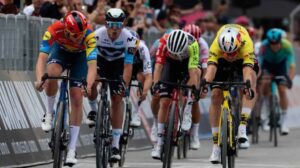 Orluis Aular logra el tercer lugar en la primera etapa del Giro de Italia