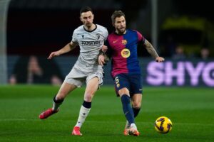 Osasuna sigue adelante con el recurso de alineación indebida de Iñigo Martínez y acude al TAD