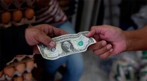 Pago en dólares en comercios minoristas cae un 60%