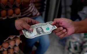 Pago en dólares en comercios minoristas cayó un 60% entre enero y abril