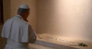 Papa León XIV visitó la tumba del papa Francisco en El Vaticano