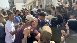 Paralizan el reparto de ayuda en Gaza tras el caos del primer día