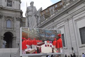 Parolin parte como favorito en el Cónclave pero sus opciones pueden desvanecerse si se alarga, según prensa italiana
