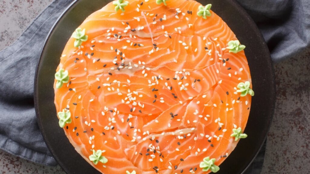 Pastel de salmón con tomates secos y eneldo, una receta saludable y deliciosa ideal para sorprender a tus invitados