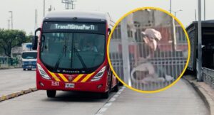 Pelea en Transmilenio mujer golpeó a hombre por revisarle el celular