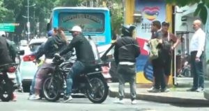 Periodista de Telemundo fue amenazado por civiles armados durante la farsa electoral chavista